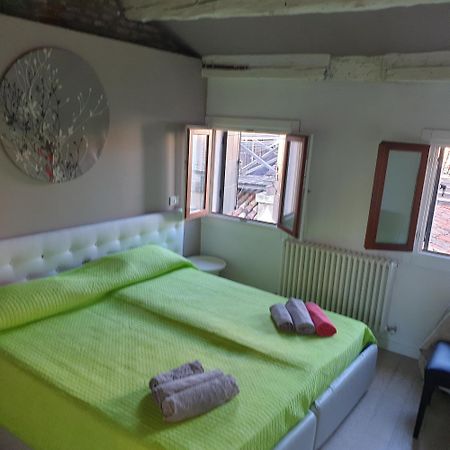 Central Lovely Typical Rooms Rialto Venedig Rum bild