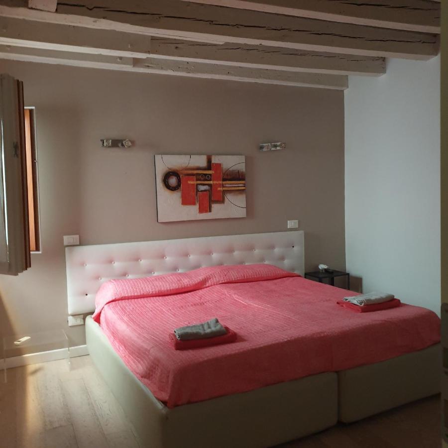 Central Lovely Typical Rooms Rialto Venedig Rum bild