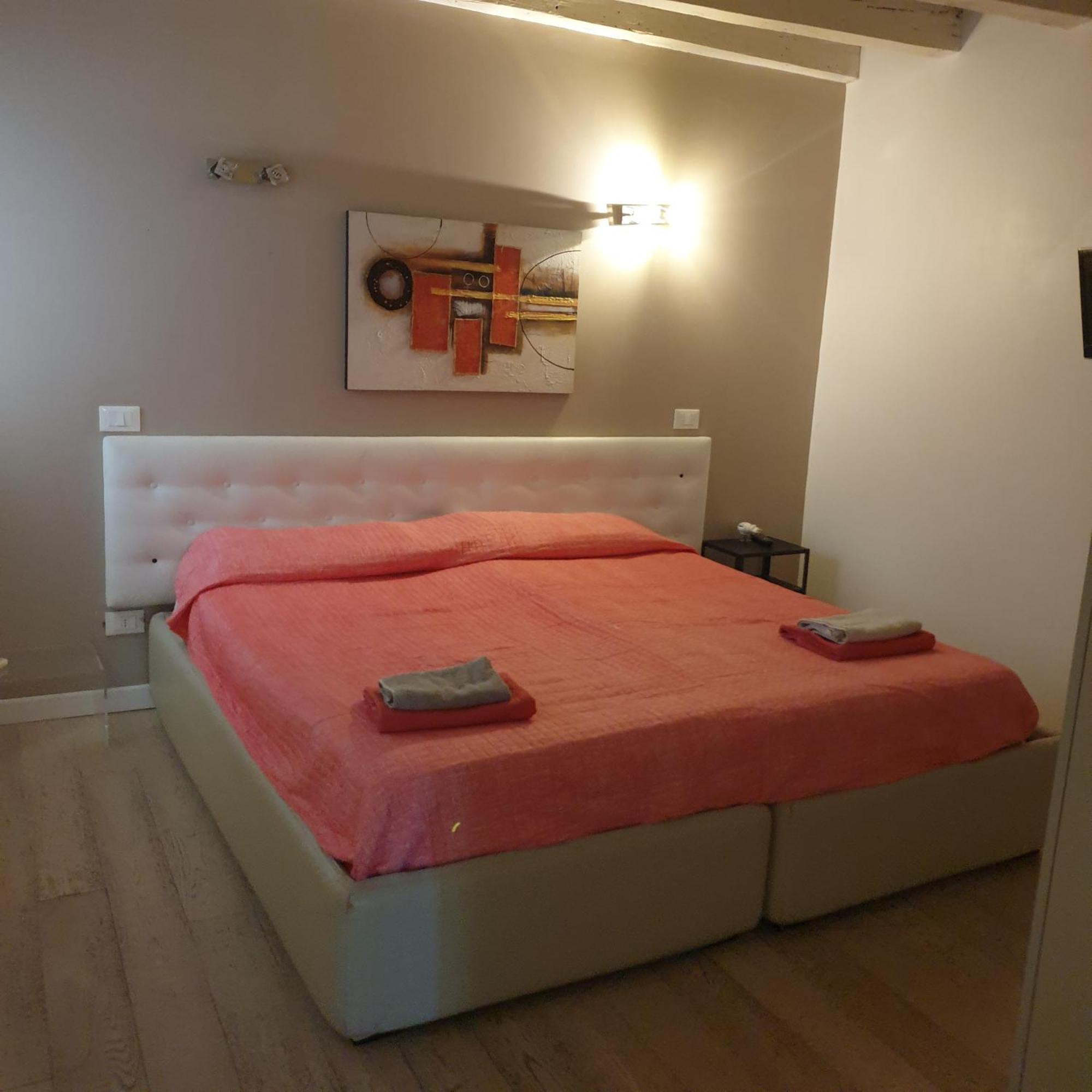 Central Lovely Typical Rooms Rialto Venedig Rum bild